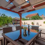 Apartman Odesa With Shared Pool Zadar