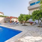 Odesa With Shared Pool Apartman