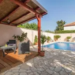 Odesa With Shared Pool Apartman *