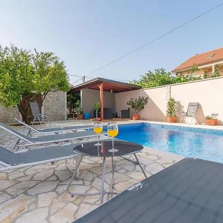 Odesa With Shared Pool Appartement Zadar