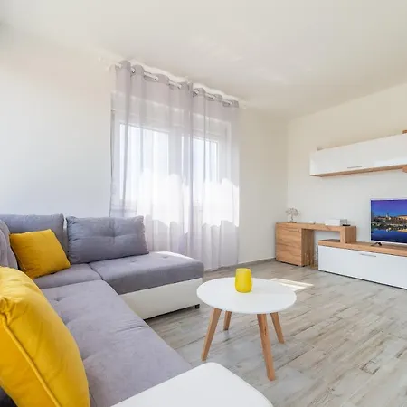 Odesa With Shared Pool Appartement Zadar