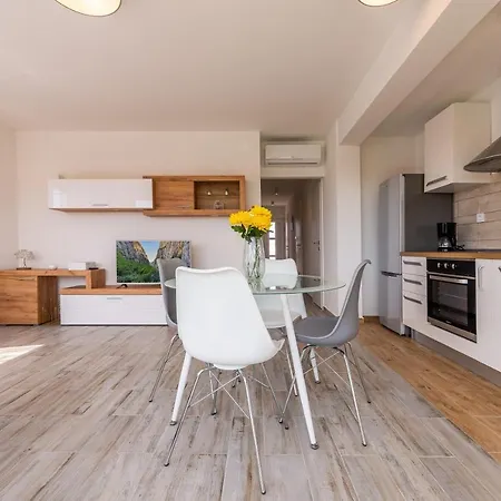 Odesa With Shared Pool Appartement Zadar