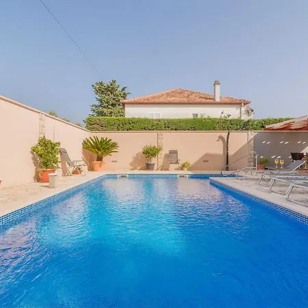 Odesa With Shared Pool Apartament Zadar